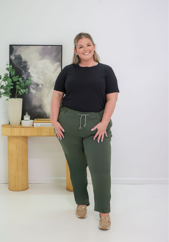 Daisy Round Neck Tee Black - Daisy’s Closet