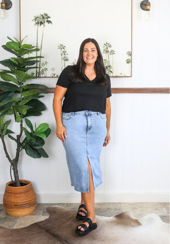 Daisy V Neck Tee Black - Daisy’s Closet