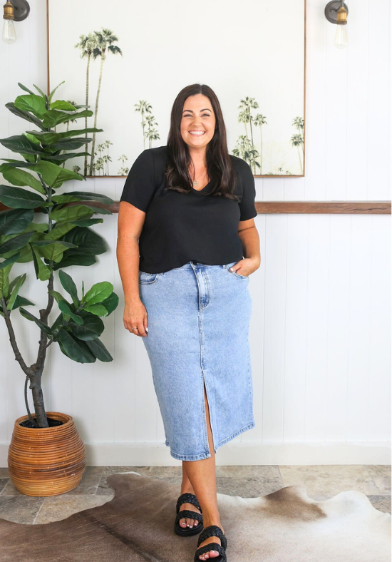 Daisy V Neck Tee Black - Daisy’s Closet