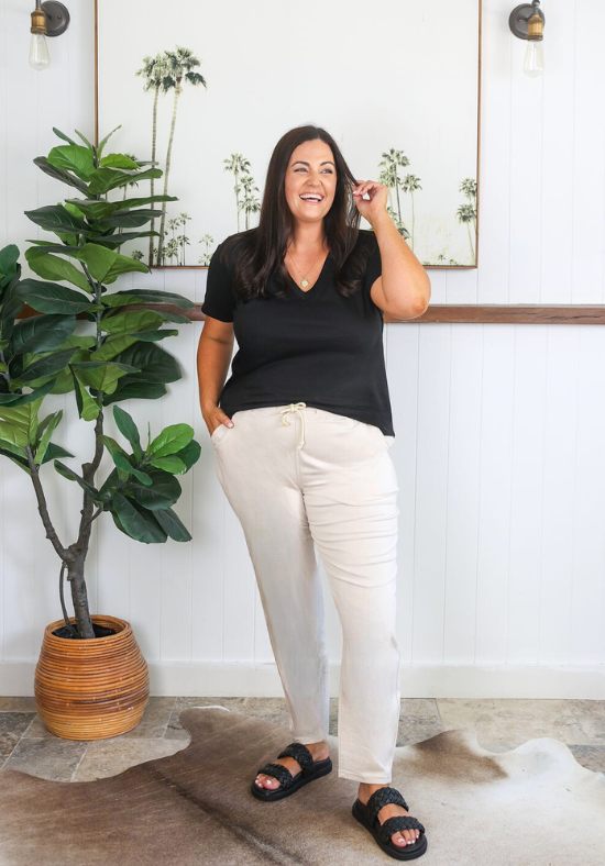 Daisy V Neck Tee Black - Daisy’s Closet