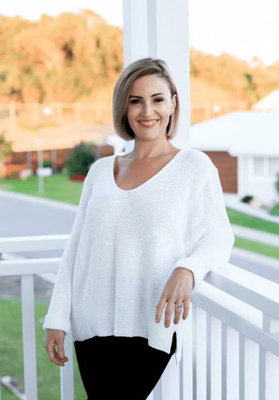 Ladies Cotton Knit Jumper - V Neckline - Rolled Hemline - Sizes Sm - L/XL - Millie Knit Daisy's ClosetLadies Long Sleeve Knit - Jumper - 100% Cotton - V Neckline - Super Soft + Lightweight - Sizes S/M - L/XL - Millie Knit White Close Up Front View Size S/M Paired with Delta Black Jeans - Daisy's Closet